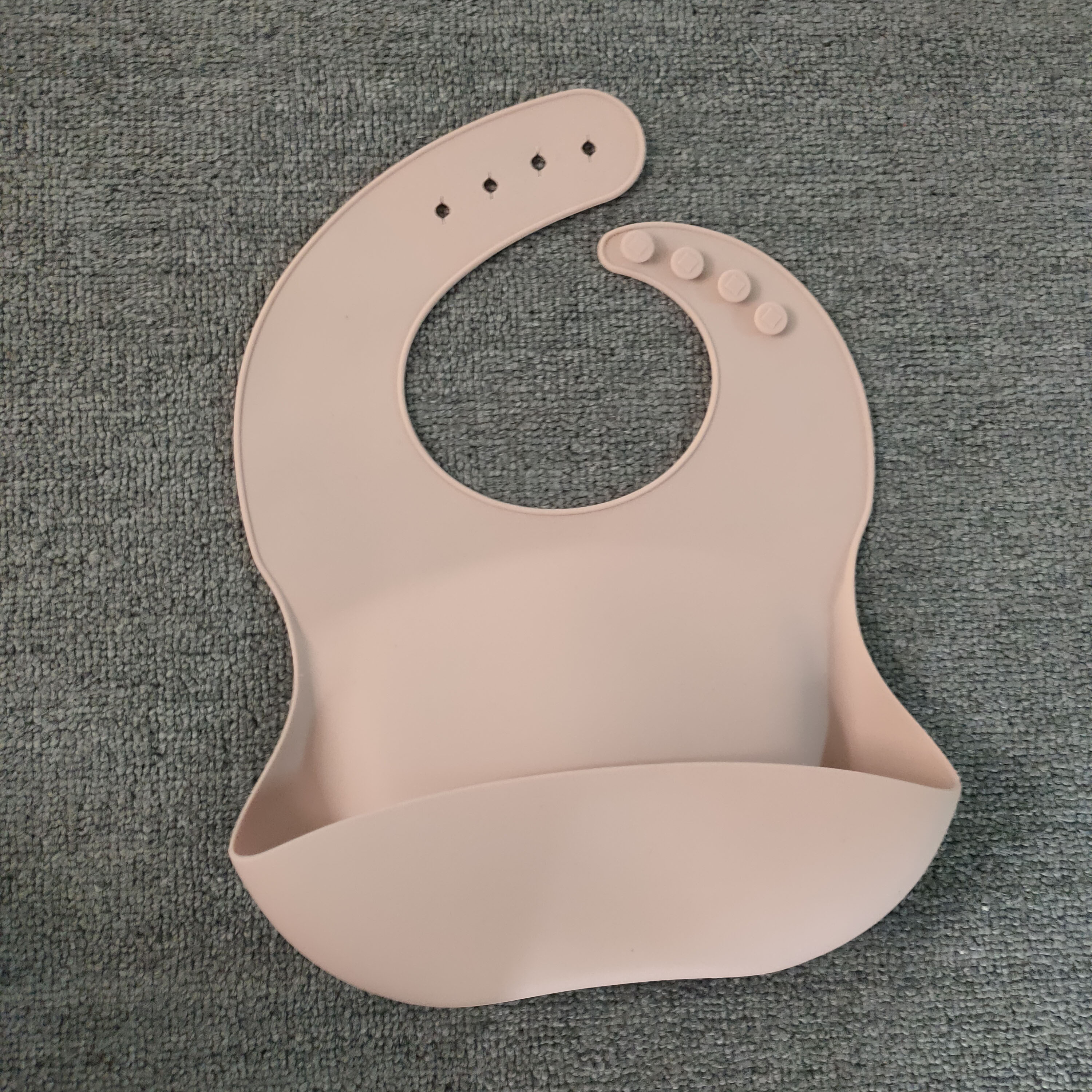 Waterproof Silicone Bib with Collection Pocket – Less Mess, More Peace of Mind at Mealtimes