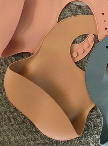 Waterproof Silicone Bib with Collection Pocket – Less Mess, More Peace of Mind at Mealtimes